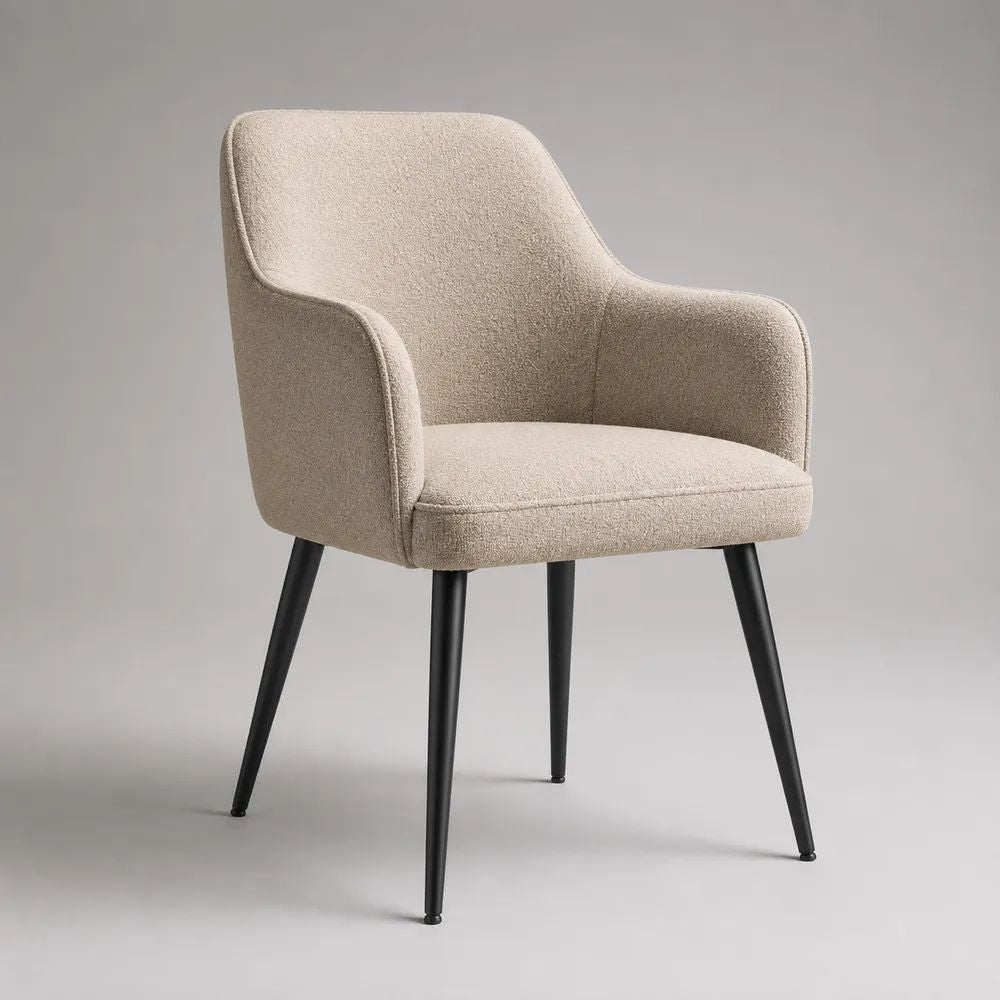 Sedia da pranzo con braccioli in tessuto bouclé beige, gambe in acciaio nero e schienale arrotondato, 60 x 61 x 82 cm