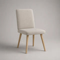 Sedia da pranzo imbottita crema in tessuto con schienale trapuntato e gambe in legno, 48 x 56 x 84 cm