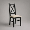 Sedia da pranzo in legno massello con seduta imbottita e schienale a X, nero e beige, 43 × 48 × 95 cm
