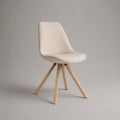 Sedia da pranzo imbottita in bouclé crema con schienale curvo e gambe in legno, 48 × 55 × 83 cm