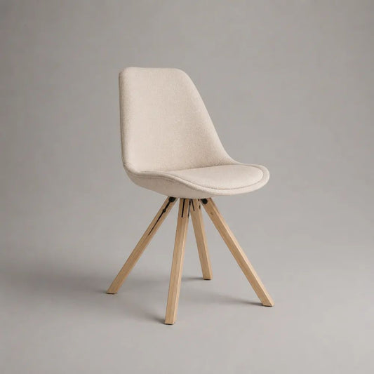 Sedia da pranzo imbottita in bouclé crema con schienale curvo e gambe in legno, 48 × 55 × 83 cm